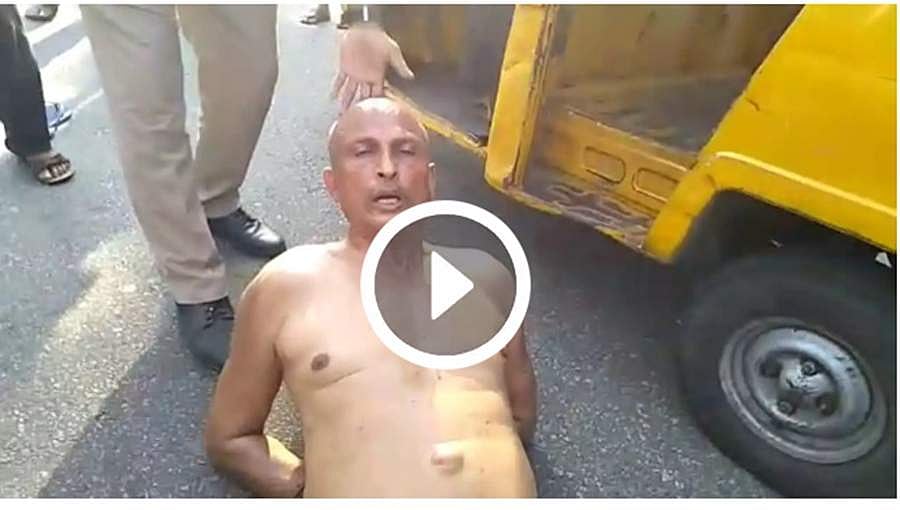 ಆಂಧ್ರಪ್ರದೇಶ:ಡಾಕ್ಟರ್ ಕೈಗಳನ್ನು ಸರಪಳಿಯಿಂದ ಕಟ್ಟಿ, ರಸ್ತೆ ಮೇಲೆ ಎಳೆದಾಡಿ ಹಲ್ಲೆಗೈದ ವೈಜಾಗ್ ಪೊಲೀಸರು