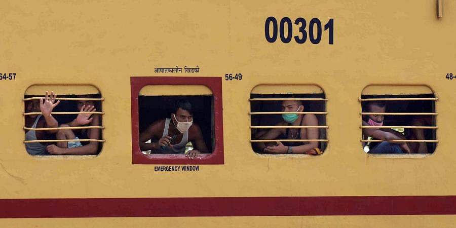 ವಲಸೆ ಕಾರ್ಮಿಕರು ಕಾಲ್ನಡಿಗೆಯಲ್ಲಿ ಊರುಗಳಿಗೆ ತೆರಳದಂತೆ ನೋಡಿಕೊಳ್ಳಿ: ರಾಜ್ಯಗಳಿಗೆ ಕೇಂದ್ರ ಸೂಚನೆ