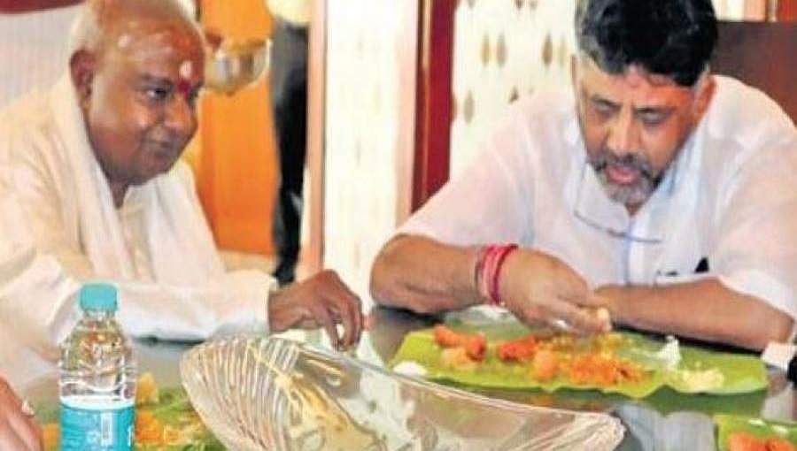 ಮರೆಯಾದ ವೈರತ್ವ: ಡಿಕೆ ಶಿವಕುಮಾರ್ ಜೊತೆ ಹುಟ್ಟುಹಬ್ಬದ ಊಟ ಸವಿದ ದೇವೇಗೌಡರು!