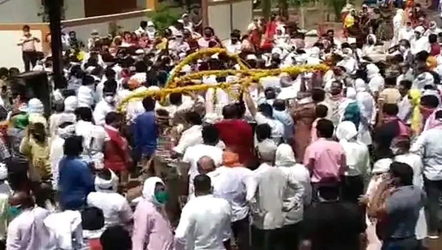 ಲಾಕ್ ಡೌನ್ ನಿಯಮ ಉಲ್ಲಂಘನೆ: ಮಧ್ಯಪ್ರದೇಶ ಆಧ್ಯಾತ್ಮಿಕ ಗುರೂಜಿ ಅಂತ್ಯಕ್ರಿಯೆಯಲ್ಲಿ ಬಿಜೆಪಿ, ಕಾಂಗ್ರೆಸ್ ನಾಯಕರು ಸೇರಿದಂತೆ ಹಲವರು ಭಾಗಿ