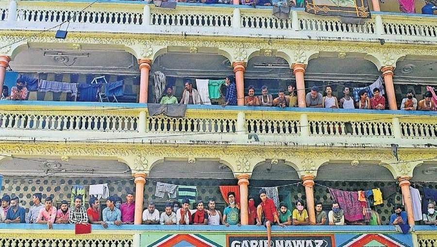 ಸ್ವಂತ ಊರುಗಳಿಗೆ ತೆರಳುತ್ತಿರುವ ವಲಸಿಗ ಕಾರ್ಮಿಕರಿಗೆ ಅನುಮತಿ, ಆರೋಗ್ಯ ತಪಾಸಣೆ ಕಡ್ಡಾಯ