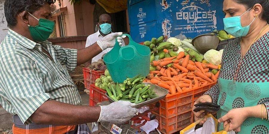 ಲಾಕ್ ಡೌನ್ ಎಫೆಕ್ಟ್: ಆಭರಣ ಮಾರುವ ಕೈಗಳಿಂದ ತರಕಾರಿ ಮಾರಾಟ!