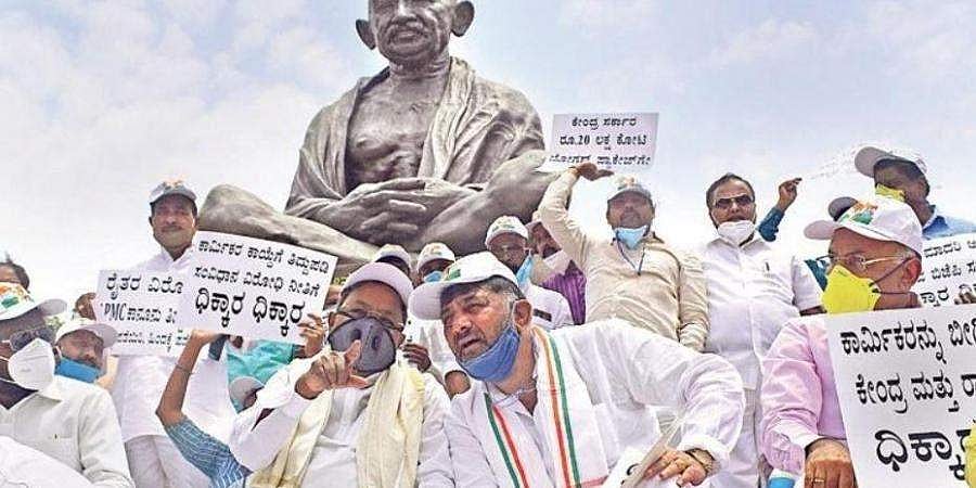 ಎಪಿಎಂಸಿ ಕಾಯ್ದೆ ವಿರುದ್ಧ ಕಾಂಗ್ರೆಸ್ ಪ್ರತಿಭಟನೆ: ಹೆಸರಿಗಷ್ಟೇ ಮಾಸ್ಕ್ ಧರಿಸಿ, ಸಾಮಾಜಿಕ ಅಂತರ ಮರೆತ ನಾಯಕರು
