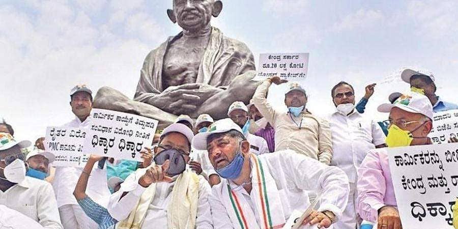 ಎಪಿಎಂಸಿ ಕಾಯ್ದೆ ವಿರುದ್ಧ ಕಾಂಗ್ರೆಸ್ ಪ್ರತಿಭಟನೆ: ಹೆಸರಿಗಷ್ಟೇ ಮಾಸ್ಕ್ ಧರಿಸಿ, ಸಾಮಾಜಿಕ ಅಂತರ ಮರೆತ ನಾಯಕರು