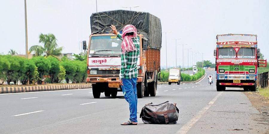 ಕೊರೋನಾ ಭೀತಿ: ಹೊರ ರಾಜ್ಯ ಪ್ರಯಾಣದ ಮೇಲೆ ಸರ್ಕಾರ ನಿರ್ಬಂಧ, ಗಡಿಯಲ್ಲಿ ಸಿಲುಕಿ ವಲಸಿಗರು ಸಂಕಷ್ಟದಲ್ಲಿ!