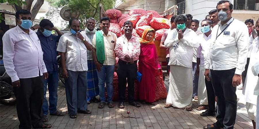 ಈರುಳ್ಳಿ ಖರೀದಿಸಿ ರೈತ ಮಹಿಳೆ ನೆರವಿಗೆ ನಿಂತ ಹೂವಿನಹಡಗಲಿ ತಹಸಿಲ್ದಾರ್
