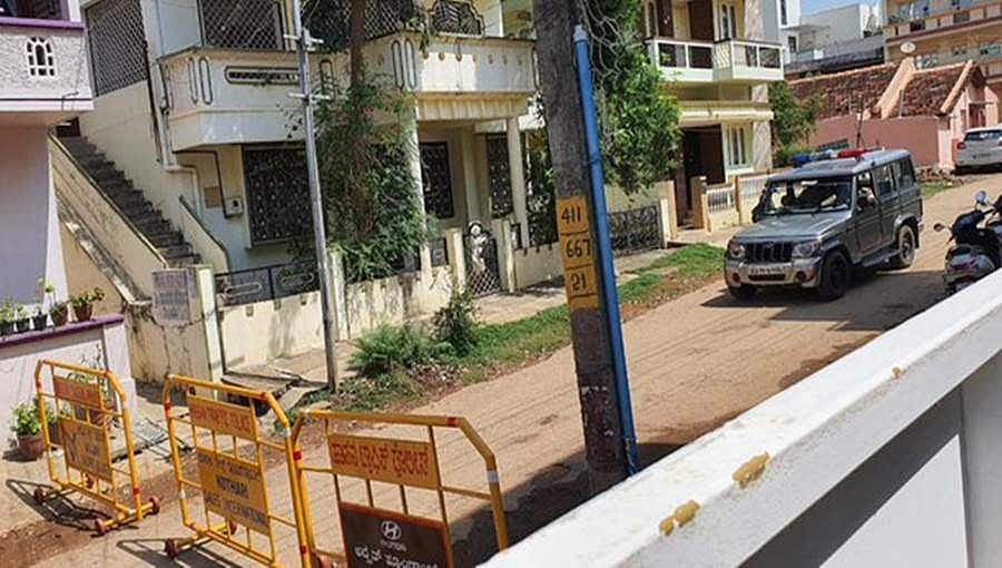 ಹಾಸನದಲ್ಲಿ ಪೊಲೀಸ್ ಪೇದೆಯಲ್ಲಿ ವೈರಸ್ ದೃಢ: 2 ಏರಿಯಾಗಳು ಸೀಲ್'ಡೌನ್, ಕ್ವಾರಂಟೈನ್'ನಲ್ಲಿ 100ಕ್ಕೂ ಹೆಚ್ಚು ಪೊಲೀಸರು