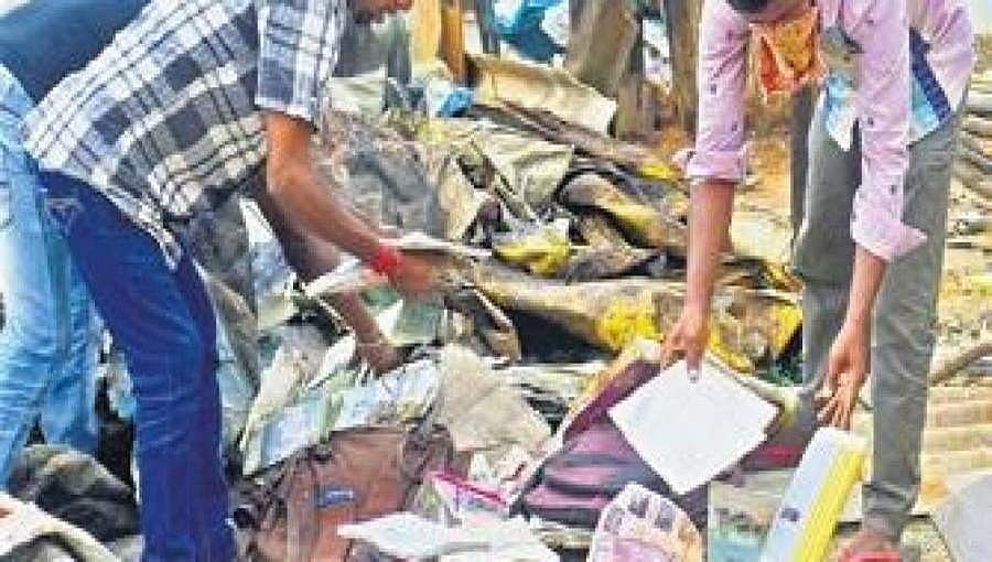 ಬೆಂಕಿ ಅನಾಹುತದಲ್ಲಿ ಎಲ್ಲವನ್ನೂ ಕಳೆದುಕೊಂಡಿದ್ದ ಎಸ್‌ಎಸ್‌ಎಲ್‌ಸಿ ವಿದ್ಯಾರ್ಥಿಗೆ ಶಾಲೆಯಿಂದ ನೆರವು