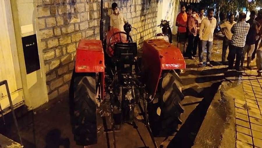 ರಾಕಿ ಬಾಯ್ ಯಶ್ ಮನೆಗೆ ಟ್ರ್ಯಾಕ್ಟರ್ ಢಿಕ್ಕಿ