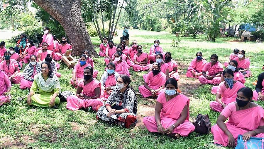 ಹಲ್ಲೆ ನಡೆಸುವವರ ವಿರುದ್ಧ ಕ್ರಮ ಕೈಗೊಂಡು, ರಕ್ಷಣೆ ನೀಡಿ: ಪ್ರತಿಭಟನೆ ಆರಂಭಿಸಿದ ಆಶಾ ಕಾರ್ಯಕರ್ತೆಯರು