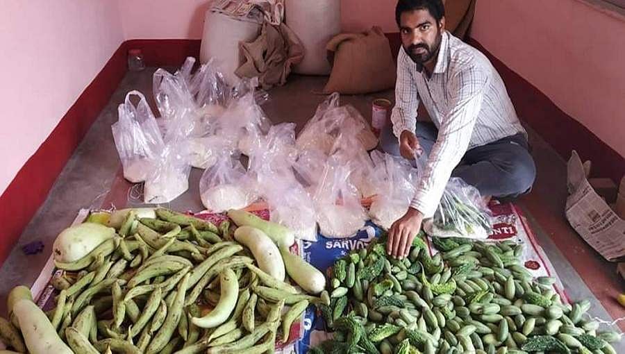 ಲಾಕ್ ಡೌನ್ ನಿಂದ ಕಂಗೆಟ್ಟ ಬಡವರಿಗೆ ಆಹಾರ ಪೂರೈಸಲು ಪತ್ನಿಯ ಆಭರಣಗಳನ್ನು ಮಾರಿದ ಬಿಹಾರಿ ಯುವಕ