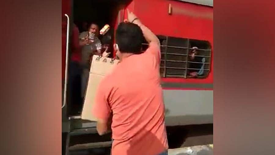 ಉತ್ತರಪ್ರದೇಶ: ಶ್ರಮಿಕ್ ವಿಶೇಷ ರೈಲಿನಲ್ಲಿದ್ದ ವಲಸೆ ಕಾರ್ಮಿಕರ ಮೇಲೆ ಬಿಸ್ಕೆಟ್ ಪ್ಯಾಕೆಟ್'ಗಳನ್ನು ಎಸೆದ ರೈಲ್ವೆ ಅಧಿಕಾರಿ, ವಿಡಿಯೋ ವೈರಲ್