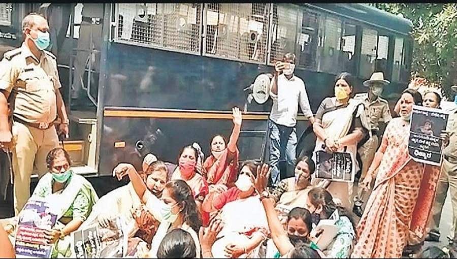 ಆಹಾರ ವಿತರಣೆಯಲ್ಲಿ ಬಿಜೆಪಿ ರಾಜಕೀಯ ವಿರೋಧಿಸಿ ಕಾಂಗ್ರೆಸ್ ಮಹಿಳಾ ಘಟಕ ಪ್ರತಿಭಟನೆ