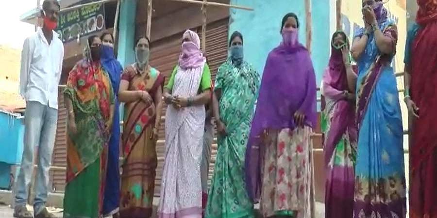 ಕೊಪ್ಪಳ: ಮದ್ಯದ ಅಂಗಡಿ ಓಪನ್; ಮಹಿಳೆಯರ ಪ್ರತಿಭಟನೆ