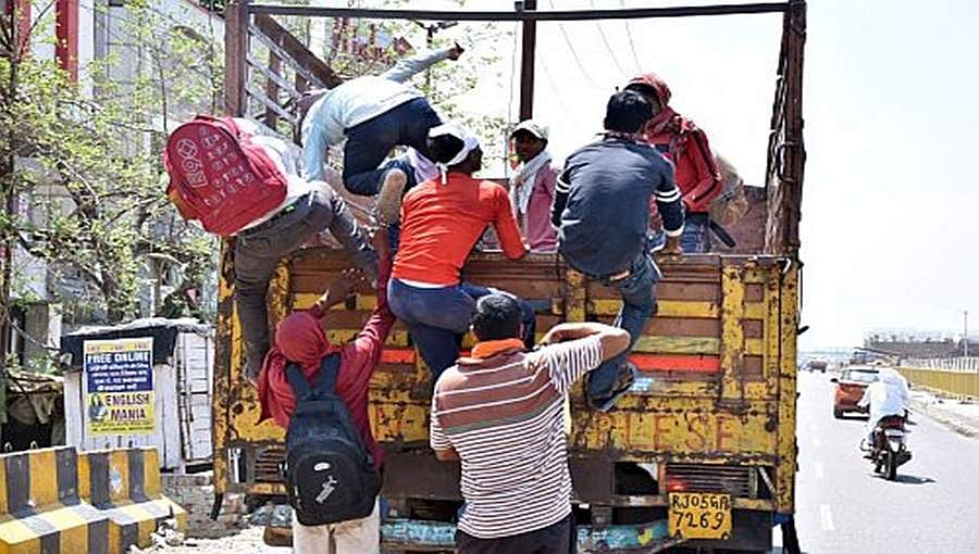 ಸಿಕ್ಕಿಹಾಕಿಕೊಂಡಿರುವ ವಲಸೆ ಕಾರ್ಮಿಕರ ಬಗ್ಗೆ ಸರ್ಕಾರದ ಬಳಿ ಮಾಹಿತಿಯಿಲ್ಲ: ಆರ್ ಟಿಐ ಮೂಲಕ ಬಹಿರಂಗ
