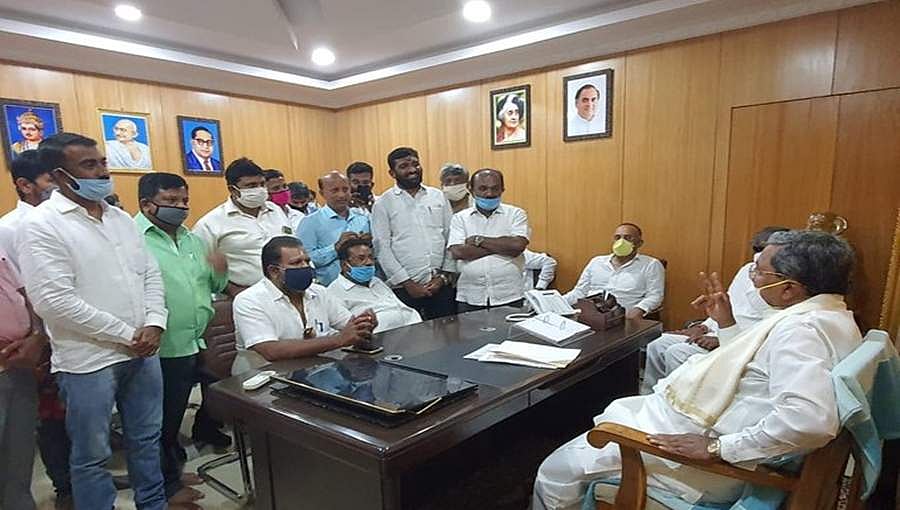 ವಿವಿಧ ಸಮುದಾಯಗಳ ಮುಖಂಡರಿಂದ ಸಿದ್ದರಾಮಯ್ಯ ಭೇಟಿ: ಸರ್ಕಾರದ ನಡೆಗೆ ಅಸಮಾಧಾನ