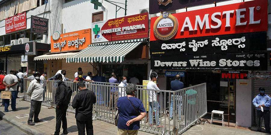 ಮದ್ಯಕ್ಕೆ ಮುಗಿಬಿದ್ದ ಪಾನಪ್ರಿಯರು: 3ನೇ ದಿನ ಭರ್ಜರಿ ಮಾರಾಟ, ಗಳಿಕೆ ಎಷ್ಟು ಗೊತ್ತಾ?