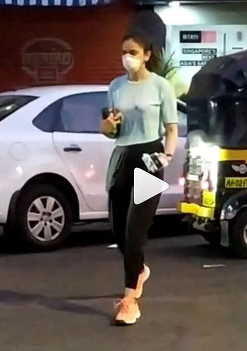 ನಟಿ ರಾಕುಲ್ ಪ್ರೀತ್ ಸಿಂಗ್ ಅವರು ಮದ್ಯದಂಗಡಿಯಿಂದ ಎಣ್ಣೆ ಖರೀದಿಸಿ ಹೋಗುತ್ತಿದ್ದಾರೆ ಎಂದು ವಿಡಿಯೋ ಹರಿಬಿಡಲಾಗಿತ್ತು. ಮುಖಕ್ಕೆ ಮಾಸ್ಕ್ ಹಾಕಿಕೊಂಡು ನಡೆದು ಹೋಗುತ್ತಿದ್ದ ನಟಿಯ ವಿಡಿಯೋ ವೈರಲ್ ಆಗಿತ್ತು.