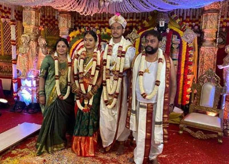 ಬಸವನಗುಡಿಯ ವಾಸವಿ ಕಲ್ಯಾಣ ಮಂಟಪದಲ್ಲಿ ಕುಟುಂಬಸ್ಥರ ಸಮ್ಮುಖದಲ್ಲಿ ಶ್ರೇಯಾ ಮತ್ತು ಶೇಶಿರುದ್ಧ ಅವರು ದಾಂಪತ್ಯ ಜೀವನಕ್ಕೆ ಕಾಲಿಟ್ಟಿದ್ದಾರೆ.