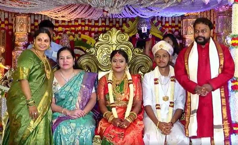 ಮದುವೆ ಸಮಾರಂಭಕ್ಕೆ ಮಾಜಿ ಪ್ರಧಾನಿ ಎಚ್ ಡಿ ದೇವೇಗೌಡ, ಮಾಜಿ ಮುಖ್ಯಮಂತ್ರಿಗಳಾದ ಹೆಚ್. ಡಿ ಕುಮಾರಸ್ವಾಮಿ, ಸಿದ್ದರಾಮಯ್ಯ ಸೇರಿದಂತೆ ಹಲವು ಗಣ್ಯರು ಆಗಮಿಸಿ ಆಶೀರ್ವದಿಸಿದರು.