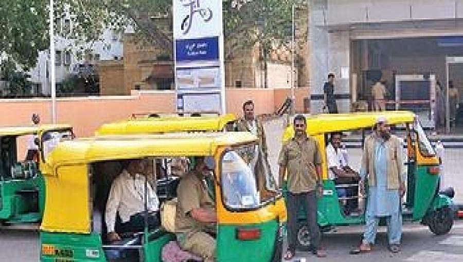 ಸೇವಾ ಸಿಂಧು ಪೋರ್ಟಲ್ ನಲ್ಲಿ ಅರ್ಜಿ ಸಲ್ಲಿಸಲು ಆಟೋ, ಟ್ಯಾಕ್ಸಿ ಚಾಲಕರಿಗೆ ಐಟಿ ವೃತ್ತಿಪರರಿಂದ ಸಹಾಯ!