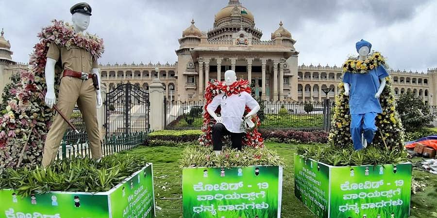 ಬೆಂಗಳೂರು: ಕೋರೋನಾ ವಾರಿಯರ್ಸ್ ಗೆ ಪುಷ್ಪಾಲಂಕಾರದ ಮೂಲಕ ಗೌರವ ಸಮರ್ಪಣೆ