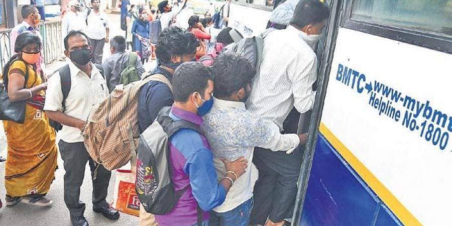 ಕೊರೋನಾ ಆತಂಕ ನಡುವಲ್ಲೂ ಬಿಎಂಟಿಸಿ ಬಸ್ ನಿಲ್ದಾಣಗಳಲ್ಲಿ ಮಾಯವಾದ ಸಾಮಾಜಿಕ ಅಂತರ!