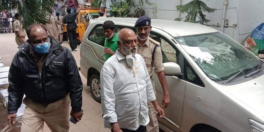 ನಕಲಿ ದಾಖಲೆ ಸೃಷ್ಟಿಸಿ ವಾಹನಗಳ ಮಾರಾಟ ಆರೋಪ: ಟಿಡಿಪಿ ಹಿರಿಯ ನಾಯಕ ಪ್ರಭಾಕರ್ ರೆಡ್ಡಿ, ಪುತ್ರ ಬಂಧನ