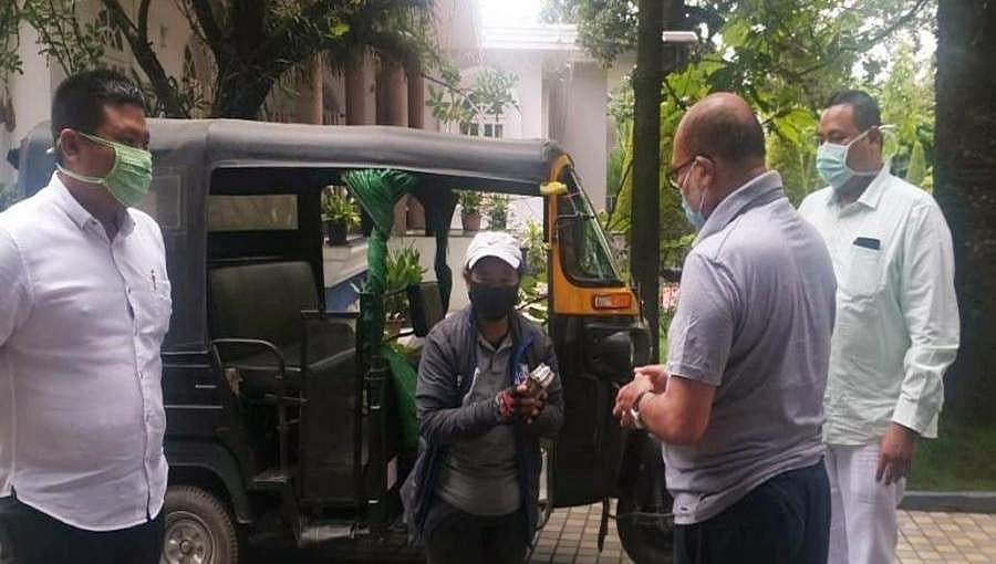 ಕೊರೋನಾ ಮುಕ್ತ ನರ್ಸ್ ನ್ನು ಕರೆದೊಯ್ದು ಪ್ರಶಂಸೆ ಬಹುಮಾನ ಗಿಟ್ಟಿಸಿಕೊಂಡ ಮಣಿಪುರದ ಗಟ್ಟಿಗಿತ್ತಿ ಆಟೋ ಚಾಲಕಿ!