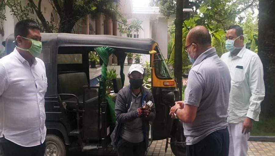 ಕೊರೋನಾ ಮುಕ್ತ ನರ್ಸ್ ನ್ನು ಕರೆದೊಯ್ದು ಪ್ರಶಂಸೆ ಬಹುಮಾನ ಗಿಟ್ಟಿಸಿಕೊಂಡ ಮಣಿಪುರದ ಗಟ್ಟಿಗಿತ್ತಿ ಆಟೋ ಚಾಲಕಿ!
