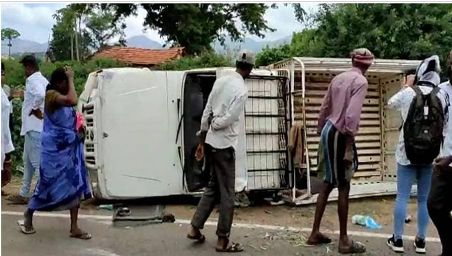 ಚಾಮರಾಜನಗರ: ಬೊಲೆರೋ ವಾಹನ ಪಲ್ಟಿ, 3 ಸಾವು, 15ಕ್ಕೂ ಹೆಚ್ಚು ಮಂದಿಗೆ ಗಾಯ