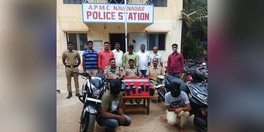 ಹುಬ್ಬಳ್ಳಿ: ಆನ್ ಲೈನ್ ಜಾಹೀರಾತು ನೋಡಿ ಮೊಬೈಲ್ ಖರೀದಿಸುವ ನೆಪದಲ್ಲಿ ದರೋಡೆ, ಹೈಟೆಕ್ ಕಳ್ಳರ ಬಂಧನ