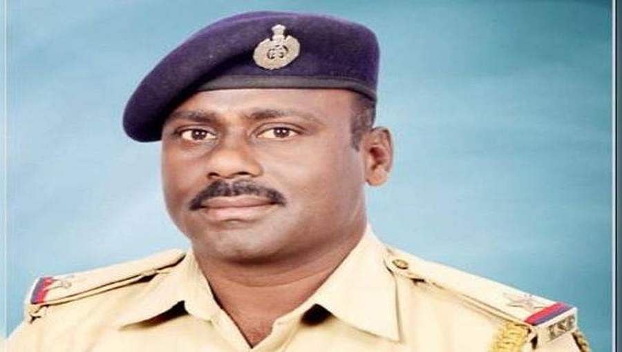 ಕೊರೋನಾ ಸಂಕಟದ ನಡುವೆ ಪಿಎಸ್ಐ ಅದ್ದೂರಿ ಹುಟ್ಟುಹಬ್ಬ, ಅಭಿಮಾನಿಗಳಿಂದ ಹಾಲಿನ ಅಭಿಷೇಕ!