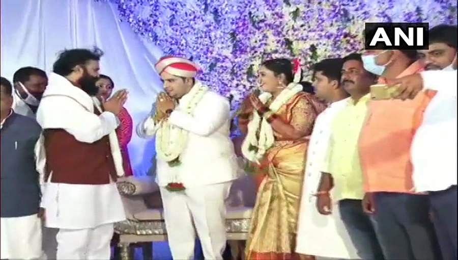ಕೈ ಶಾಸಕರ ಪುತ್ರನ ವಿವಾಹದಲ್ಲಿ ಸಾಮಾಜಿಕ ಅಂತರಕ್ಕೆ ತಿಲಾಂಜಲಿ, ಮಾಸ್ಕ್ ಧರಿಸದೇ ಪಾಲ್ಗೊಂಡ ಆರೋಗ್ಯ ಸಚಿವ ಶ್ರೀರಾಮುಲು!