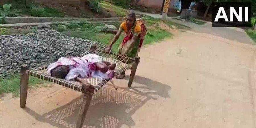 ಅನಾರೋಗ್ಯ ಪೀಡಿತ ತಾಯಿಯನ್ನು ಮಂಚದ ಸಮೇತ ಬ್ಯಾಂಕ್ ಗೆ ಎಳೆದು ತಂದ ಮಹಿಳೆ! ಯಾಕೆ ಅಂತೀರಾ?