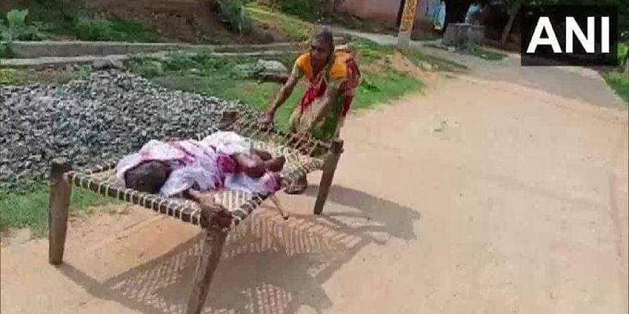 ಅನಾರೋಗ್ಯ ಪೀಡಿತ ತಾಯಿಯನ್ನು ಮಂಚದ ಸಮೇತ ಬ್ಯಾಂಕ್ ಗೆ ಎಳೆದು ತಂದ ಮಹಿಳೆ! ಯಾಕೆ ಅಂತೀರಾ?