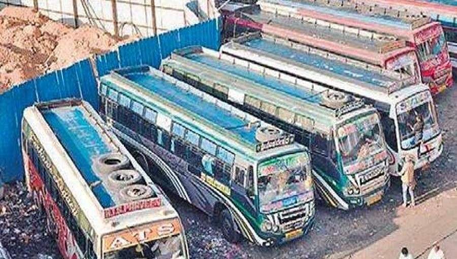 ಕೊರೋನಾ ನಿಯಮ ಪಾಲಿಸುತ್ತಿರುವ ಬಿಎಂಟಿಸಿ: ಡೋಂಟ್ ಕೇರ್ ಎಂದ ಪ್ರೈವೇಟ್ ಬಸ್!