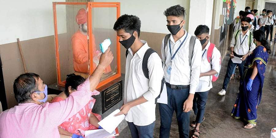 ಗದಗ: ಪಿಯುಸಿ ಪರೀಕ್ಷೆಗಾಗಿ ಓಡೋಡಿ ಬಂದ ವಿದ್ಯಾರ್ಥಿಗೆ ಹೈ ಟೆಂಪರೇಚರ್, ಪ್ರತ್ಯೇಕ ಕೊಠಡಿಯ