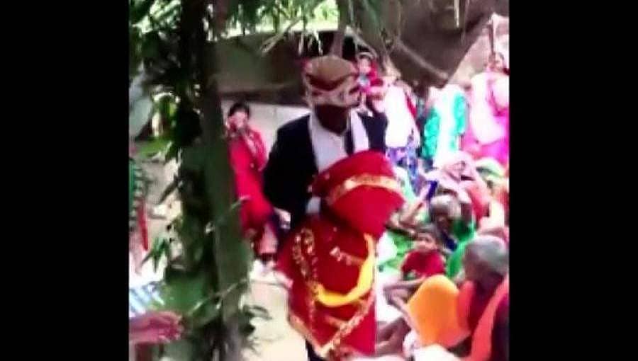 ತಂದೆಯ ಇಚ್ಛೆ ಈಡೇರಿಸಲು ಬೊಂಬೆಯನ್ನೇ ಮದುವೆಯಾದ ಪುತ್ರ!