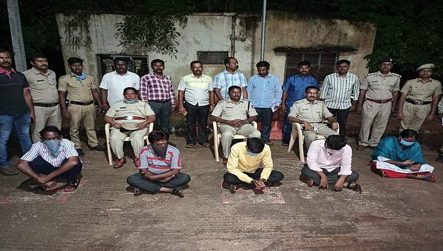 ಅನೈತಿಕ ಸಂಬಂಧ ಪ್ರಶ್ನಿಸಿದ್ದ ಪತಿ ಕೊಲೆ: 15 ವರ್ಷ ಹಿಂದಿನ ಮರ್ಡರ್ ಮಿಸ್ಟ್ರಿ - ಐವರು ಆರೋಪಿಗಳ ಬಂಧನ