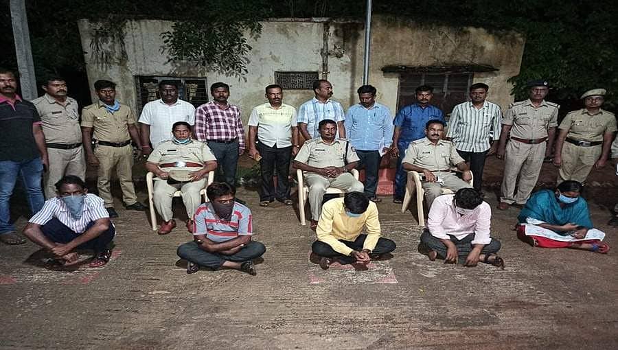 ಅನೈತಿಕ ಸಂಬಂಧ ಪ್ರಶ್ನಿಸಿದ್ದ ಪತಿ ಕೊಲೆ: 15 ವರ್ಷ ಹಿಂದಿನ ಮರ್ಡರ್ ಮಿಸ್ಟ್ರಿ - ಐವರು ಆರೋಪಿಗಳ ಬಂಧನ