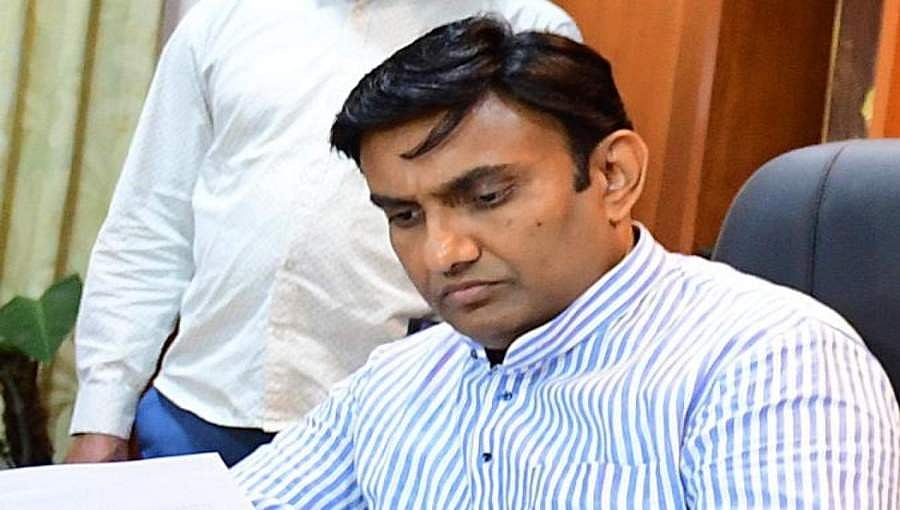 ಸಚಿವ ಸುಧಾಕರ್ ತಂದೆಗೂ ಕೊರೋನಾ? ಜ್ವರ, ಕೆಮ್ಮಿನ ಸಮಸ್ಯೆಯಿಂದ ಆಸ್ಪತ್ರೆಗೆ ದಾಖಲು