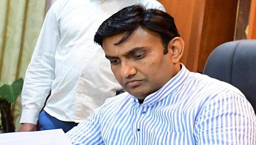ಸಚಿವ ಸುಧಾಕರ್ ತಂದೆಗೂ ಕೊರೋನಾ? ಜ್ವರ, ಕೆಮ್ಮಿನ ಸಮಸ್ಯೆಯಿಂದ ಆಸ್ಪತ್ರೆಗೆ ದಾಖಲು
