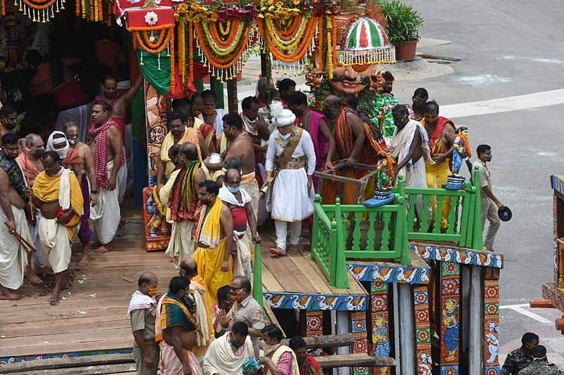 ಸಾಂಪ್ರದಾಯಿಕ ಪೂಜೆಗಳು ಆರಂಭವಾಗಿದ್ದು, ದೇವಸ್ಥಾನವನ್ನು ವರ್ಣರಂಜಿತವಾಗಿ ಸಜ್ಜುಗೊಳಿಸಲಾಗಿದೆ. ದೇವಸ್ಥಾನದ ಆವರಣದಲ್ಲಿ ಪುರೋಹಿತರು ಸಾಂಪ್ರದಾಯಿಕ ಸಂಗೀತ ನುಡಿಸುತ್ತಿದ್ದು, ತಾಳಮದ್ದಳೆಗಳ ಶಬ್ಧಕ್ಕೆ ನೃತ್ಯ ಮಾಡುತ್ತಾ ಬಾಲಭದ್ರ ಪ್ರತಿಮೆಯನ್ನು ರಥದಲ್ಲಿ ತಂದು ಪ್ರತಿಷ್ಟಾಪಿಸಿದ್ದಾರೆ.