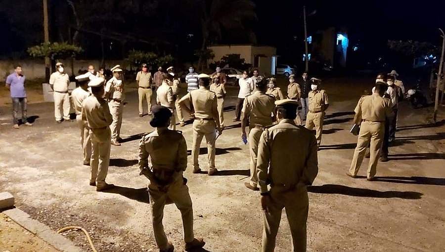 ಕೋವಿಡ್-19: ಸೋಂಕಿತ ಪೊಲೀಸ್ ಸಿಬ್ಬಂದಿ ಚಿಕಿತ್ಸೆಗೆ ರವಿಶಂಕರ್ ಗುರೂಜಿ ಆಶ್ರಮದ ಒಂದು ಮಹಡಿ ಮೀಸಲು