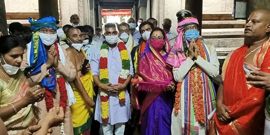 ಮೇಲುಕೋಟೆಗೆ ಮಧ್ಯಪ್ರದೇಶ ಸಿಎಂ ಶಿವರಾಜ್ ಸಿಂಗ್ ಚೌಹಾಣ್ ದಂಪತಿ ಭೇಟಿ, ದೇವರ ದರ್ಶನ
