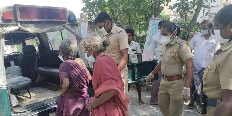 ಸಿಗದ ಜನರ ಸಹಾಯ, ಚಿಂದಿ ಆಯುತ್ತಿದ್ದ ಮಹಿಳೆಯ ಅಂತ್ಯಸಂಸ್ಕಾರಕ್ಕೆ ನೆರವಾದ ಪೊಲೀಸ್ ಇನ್ಸ್ಪೆಕ್ಟರ್!