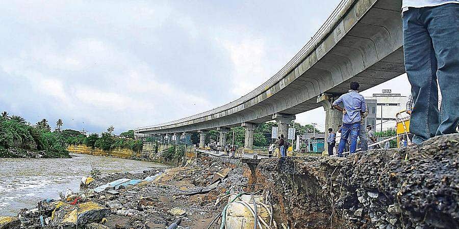 ವೃಷಭಾವತಿ ನದಿ ತಡೆಗೋಡೆ ಕುಸಿತ: ಮೈಸೂರು ರಸ್ತೆಯಲ್ಲಿ ಸಂಚಾರಕ್ಕೆ ವ್ಯತ್ಯಯ