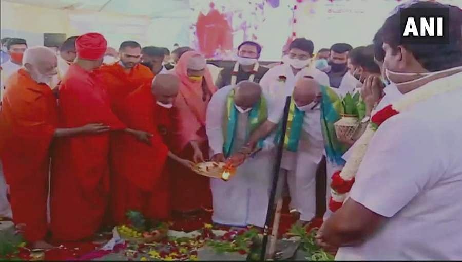 ವಿಮಾನ ನಿಲ್ದಾಣ ಆವರಣದಲ್ಲಿ ಕೆಂಪೇಗೌಡರ ಕಂಚಿನ ಪ್ರತಿಮೆಗೆ ಮುಖ್ಯಮಂತ್ರಿ ಯಡಿಯೂರಪ್ಪ ಶಿಲಾನ್ಯಾಸ