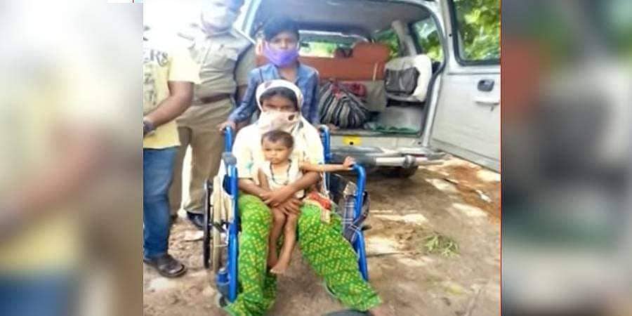 ತಾಯಿ, 1 ವರ್ಷದ ತಂಗಿ ಯನ್ನು ಹೈದರಾಬಾದ್ ನಿಂದ ಬೆಂಗಳೂರಿಗೆ 350 ಕಿ.ಮೀ. ವ್ಹೀಲ್ ಚೇರ್ ನಲ್ಲಿ ಕರೆತಂದ 10 ವರ್ಷದ ಬಾಲಕ!
